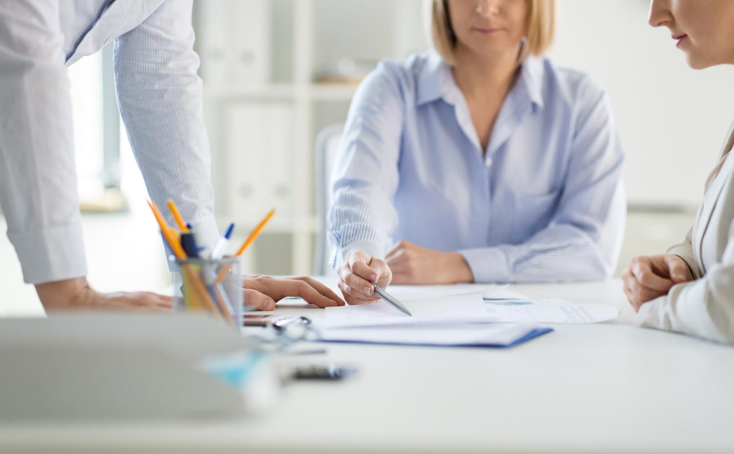 Praxisgruendung-aerztegruppe-mediziner-coach-tisch-haende-stift-praxis